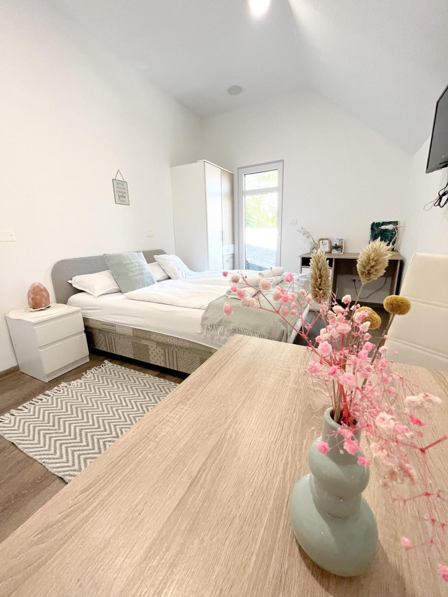 Anita'S Studio Apartments Ljubljana Luaran gambar